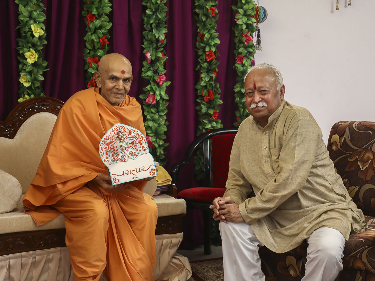 Sarsanghchalak Shri Mohan Bhagwat meets Param Pujya Mahant Swami Maharaj, 16 Dec 2016