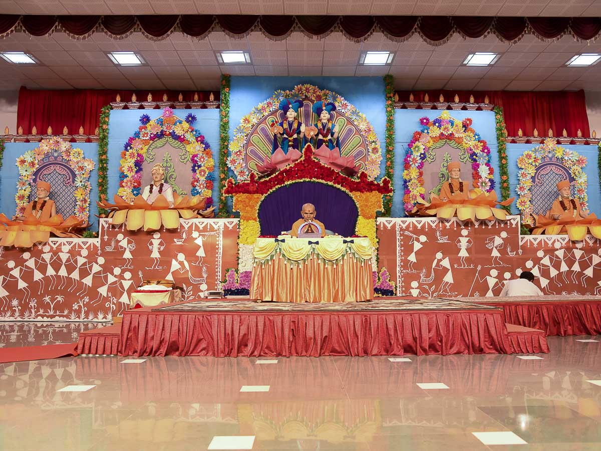 Param Pujya Mahant Swami Maharaj performs his morning puja, 17 Dec 2016