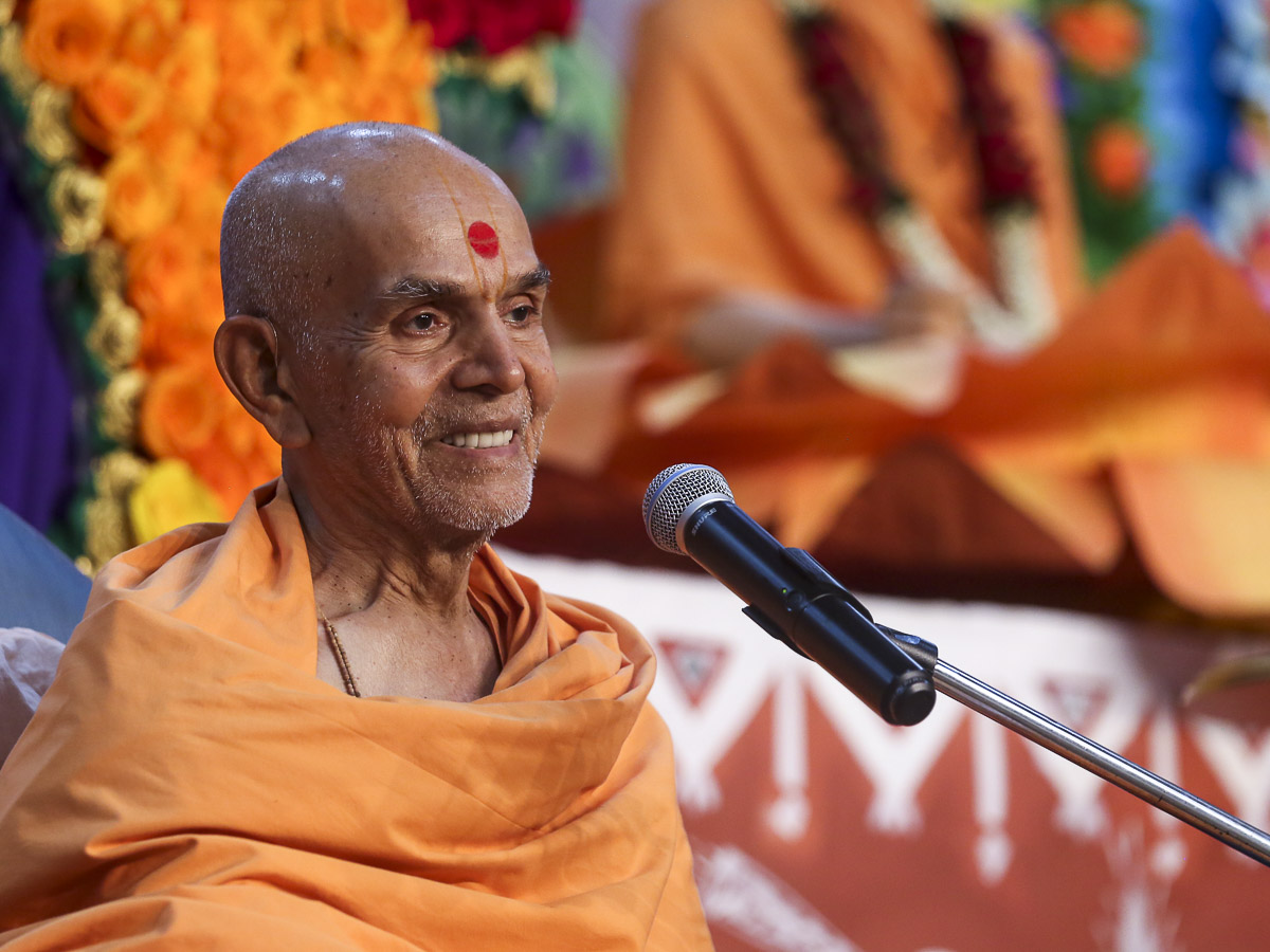 Param Pujya Mahant Swami Maharaj blesses the evening satsang assembly, 17 Dec 2016