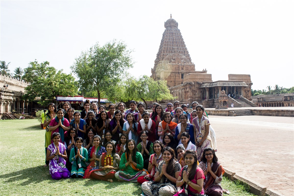 Group photo at Brihadeeswarar Mandir, Thanjavur