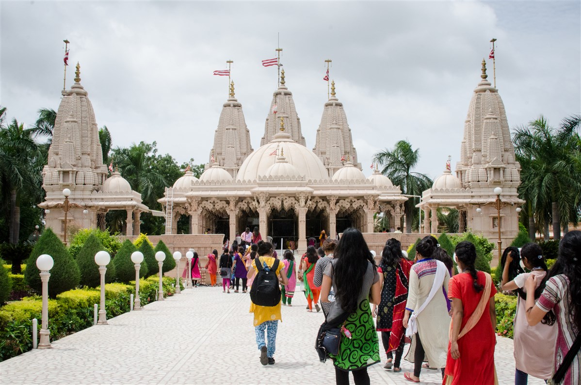 Going for darshan of BAPS Shri Swaminarayan Mandir, Mahelav