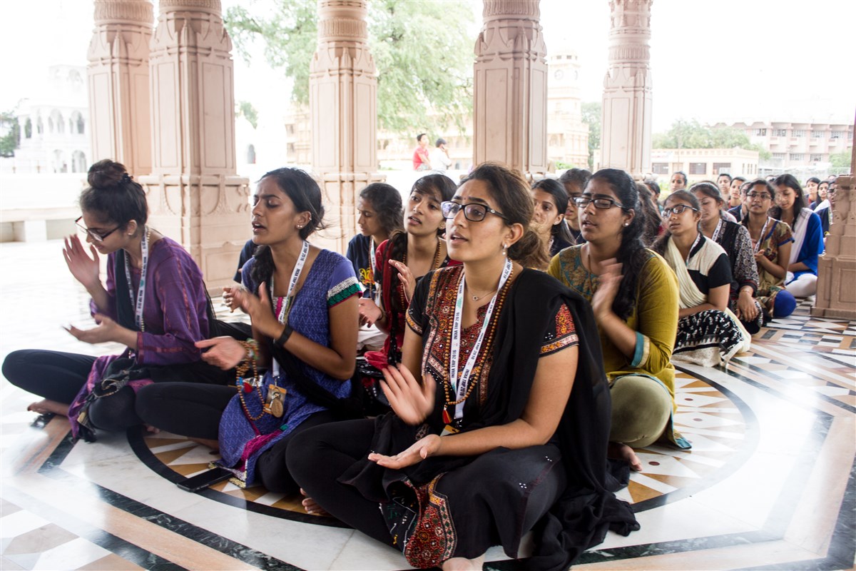 Kishoris engrossed in dhoon at Smruti Mandir, Sarangpur