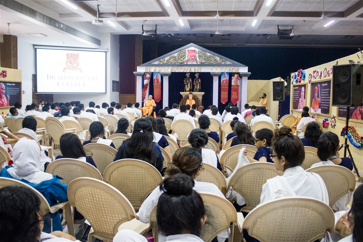 Sadguru Pujya Ishwarcharan Swami addressing the shibir participants