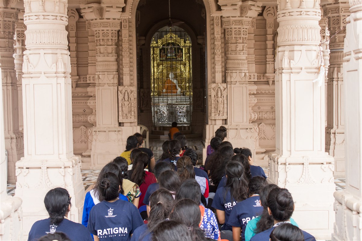 Kishoris doing darshan at Smruti Mandir, Sarangpur