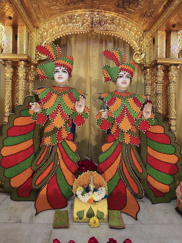 Bhagwan Swaminarayan and Aksharbrahman Gunatitanand Swami, Navsari, 18 Dec 2016