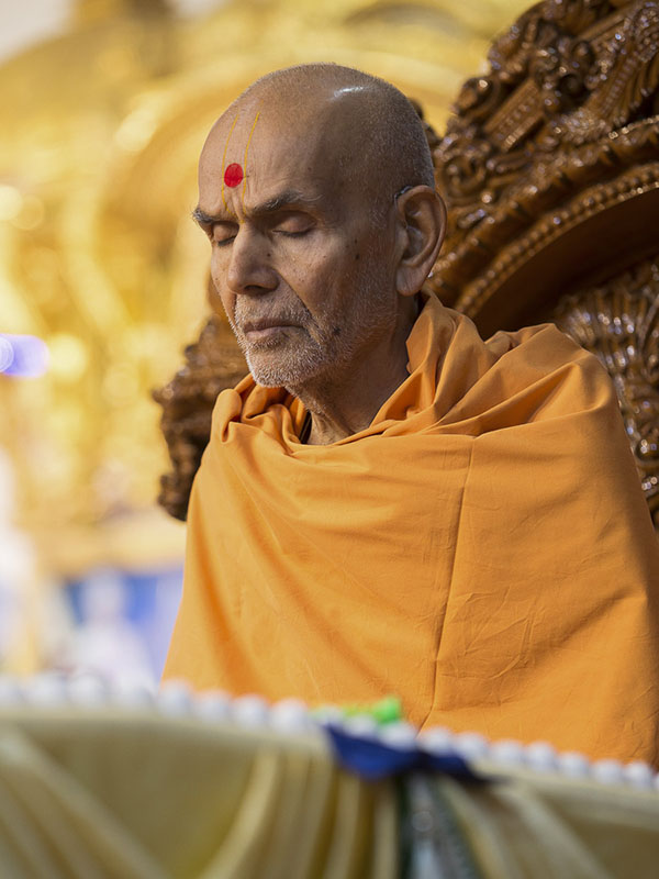 Param Pujya Mahant Swami Maharaj performs his morning puja, 19 Dec 2016