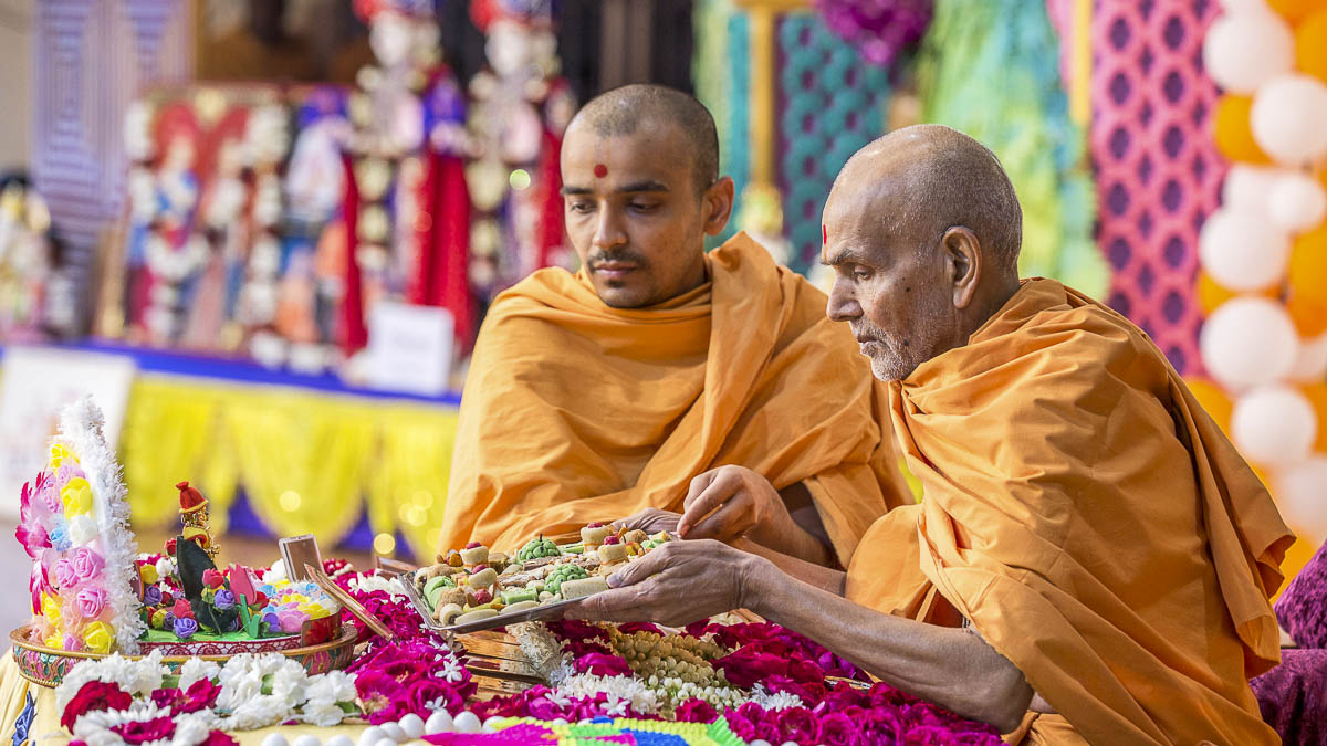 Param Pujya Mahant Swami Maharaj performs his morning puja, 19 Dec 2016