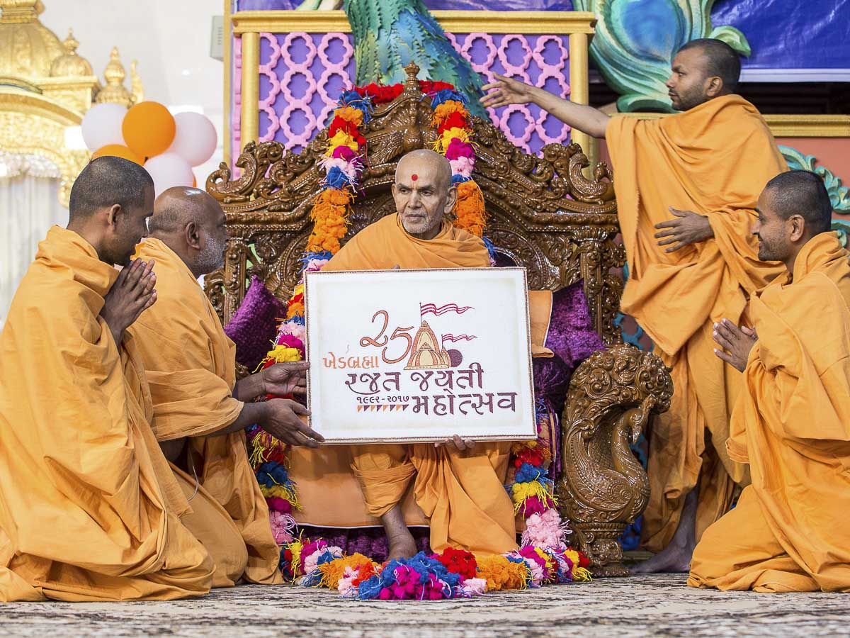 Sadhus honor Param Pujya Mahant Swami Maharaj with a garland, 19 Dec 2016