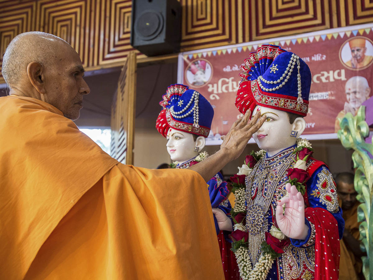 Param Pujya Mahant Swami Maharaj performs pratishtha rituals of murtis, 19 Dec 2016