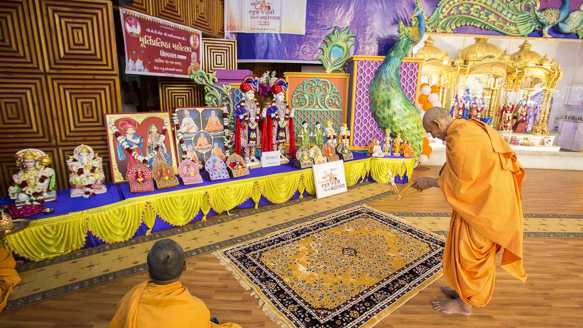 Param Pujya Mahant Swami Maharaj performs pratishtha arti, 19 Dec 2016