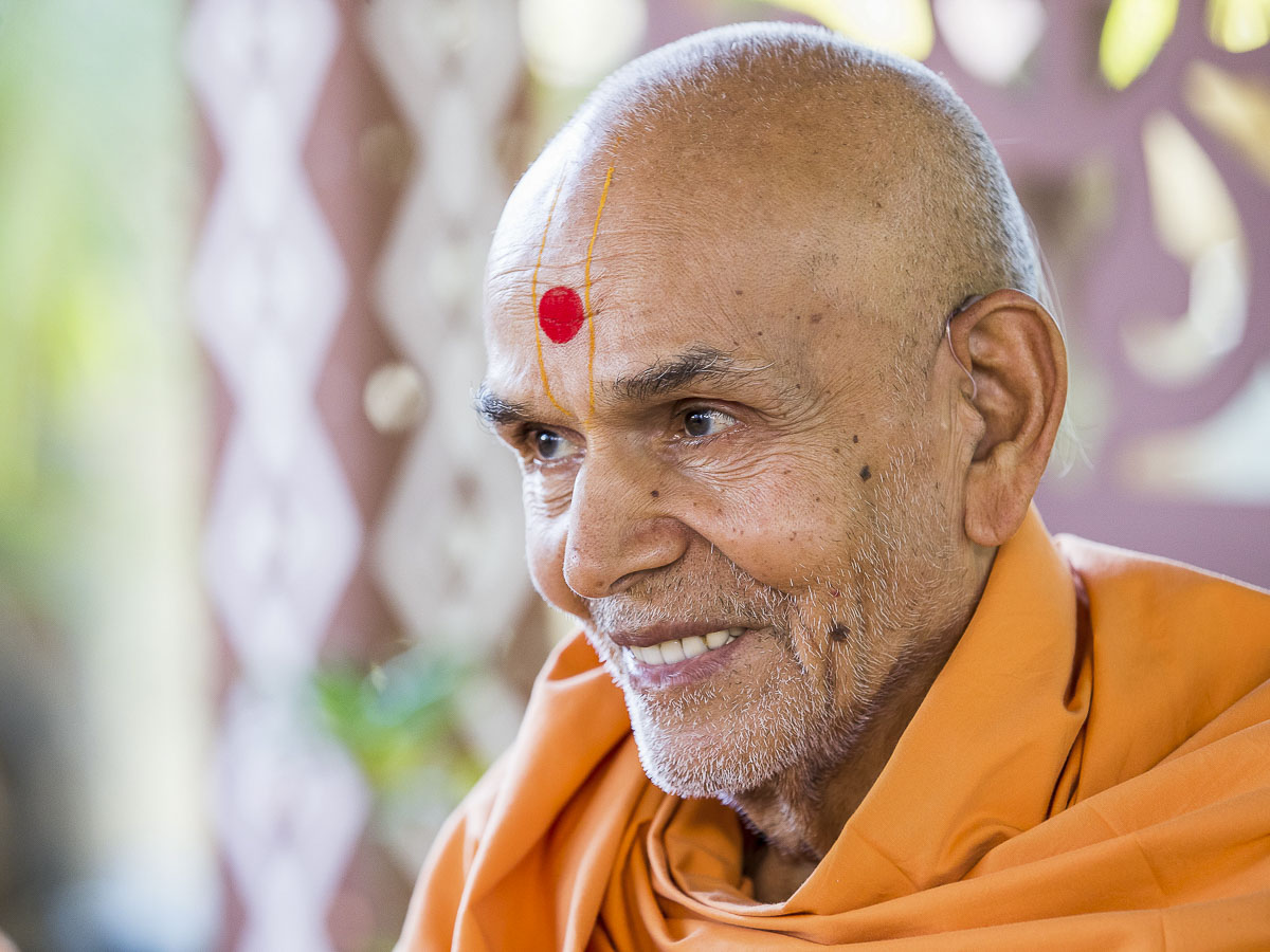 Param Pujya Mahant Swami Maharaj in a divine, jovial mood, 19 Dec 2016