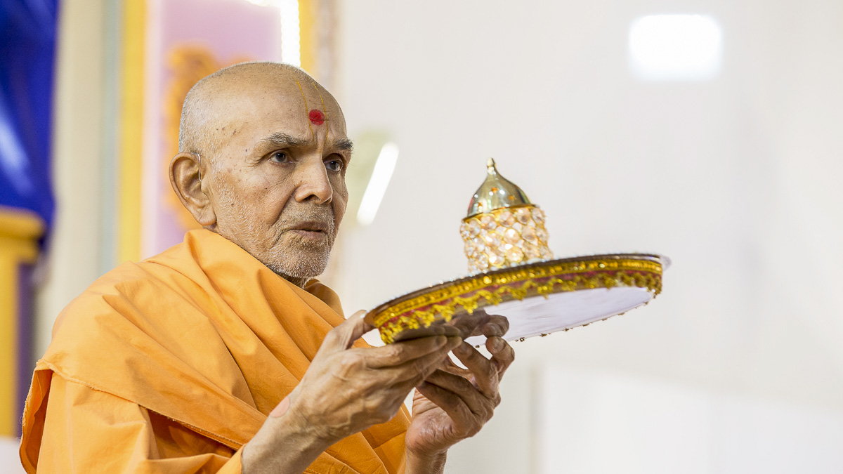 Param Pujya Mahant Swami Maharaj performs arti, 19 Dec 2016