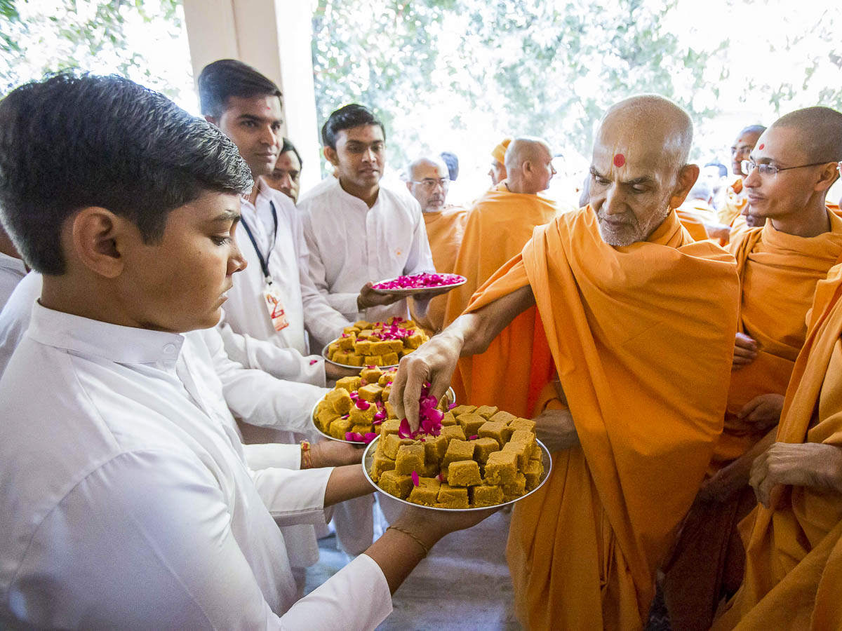 Param Pujya Mahant Swami Maharaj sanctifies prasad, 20 Dec 2016