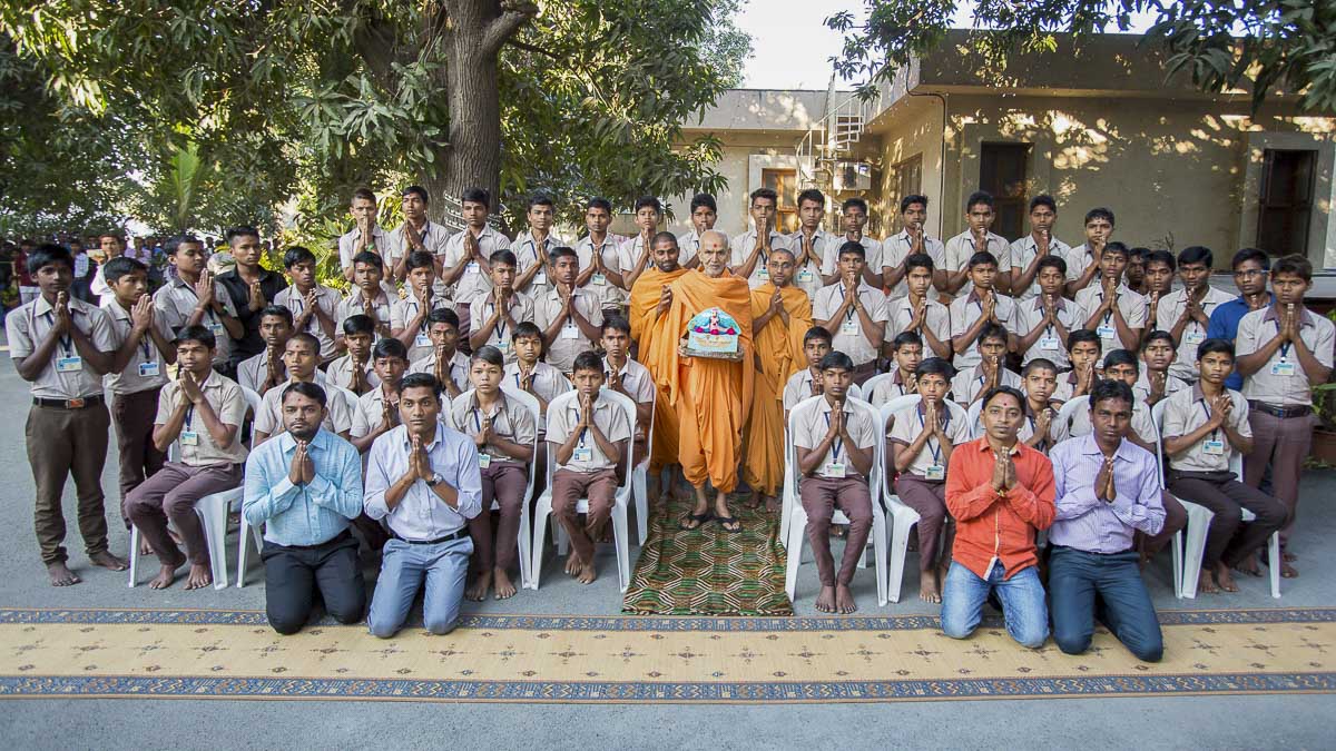 Students of BAPS Swaminarayan Vidyamandir, Rambhas, with Param Pujya Mahant Swami Maharaj, 20 Dec 2016