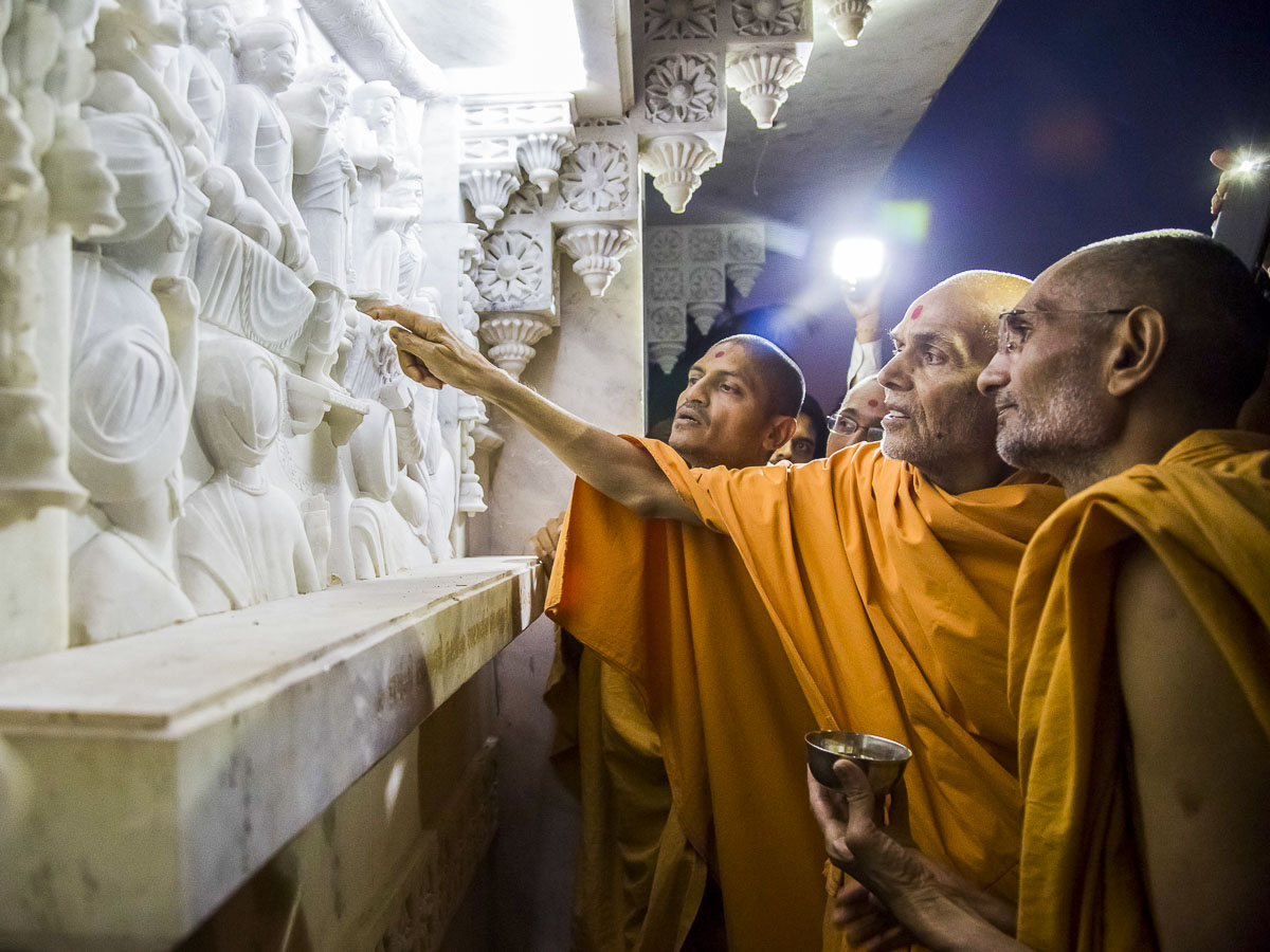 Param Pujya Mahant Swami Maharaj observes construction of the new mandir, 20 Dec 2016