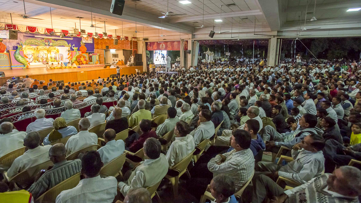 Devotees during the evening satsang assembly, 20 Dec 2016