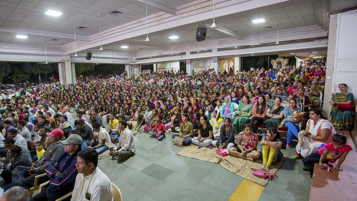 Devotees during the evening satsang assembly, 20 Dec 2016