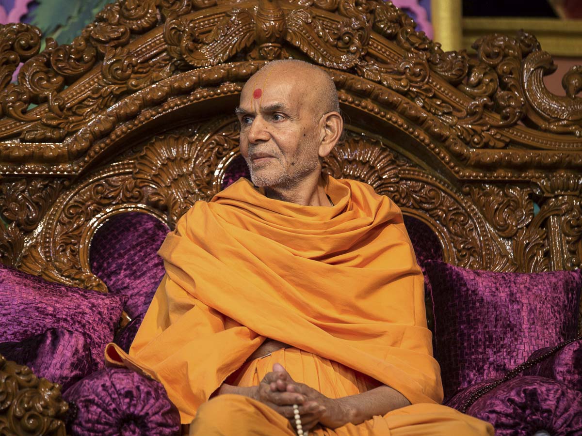 Param Pujya Mahant Swami Maharaj during the evening satsang assembly, 20 Dec 2016