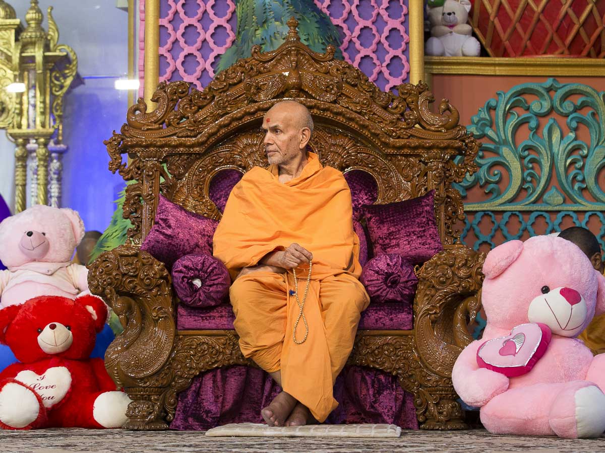 Param Pujya Mahant Swami Maharaj during the evening satsang assembly, 21 Dec 2016