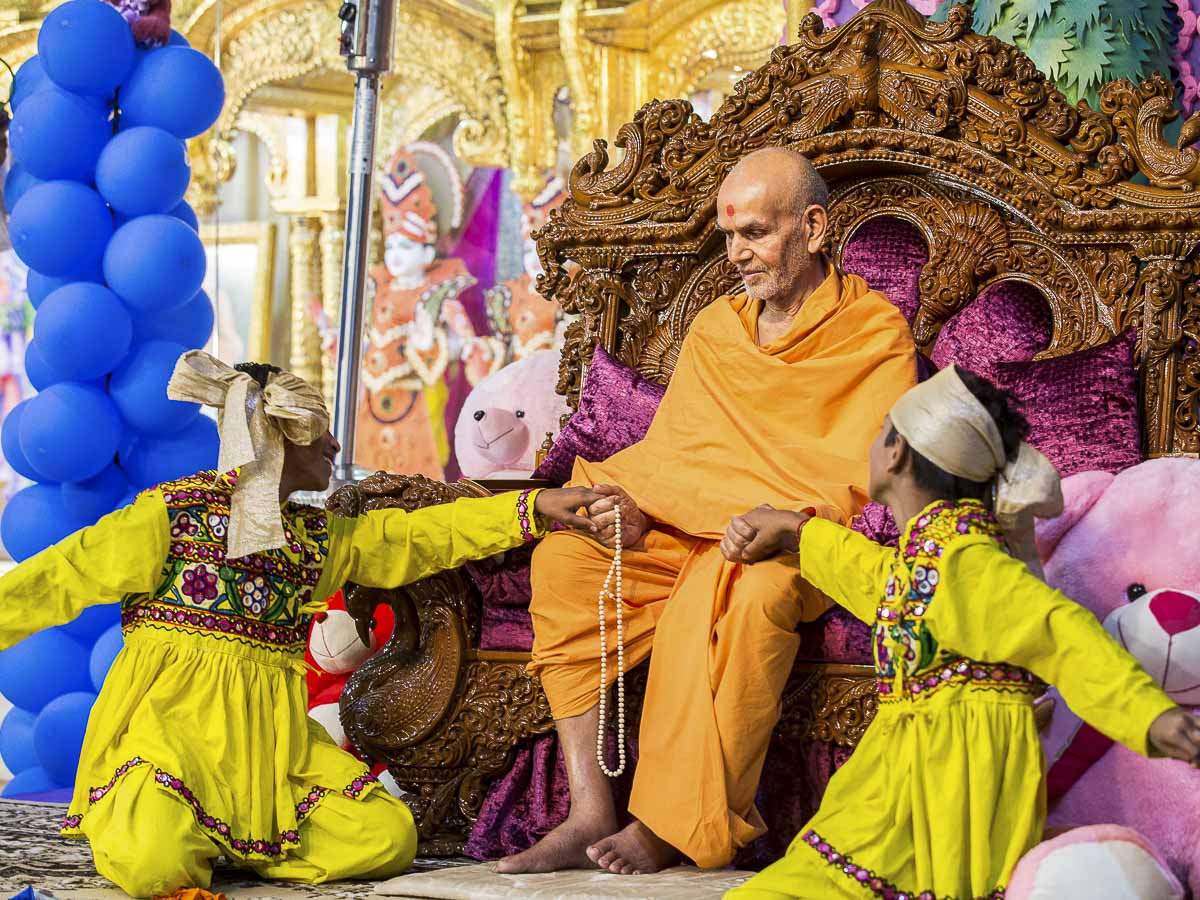 Param Pujya Mahant Swami Maharaj interacts with children, 21 Dec 2016