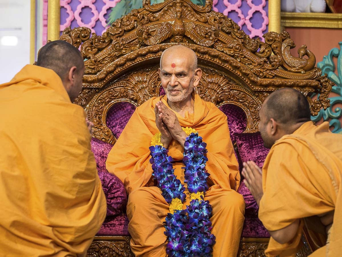 Sadhus honor Param Pujya Mahant Swami Maharaj with a garland, 21 Dec 2016