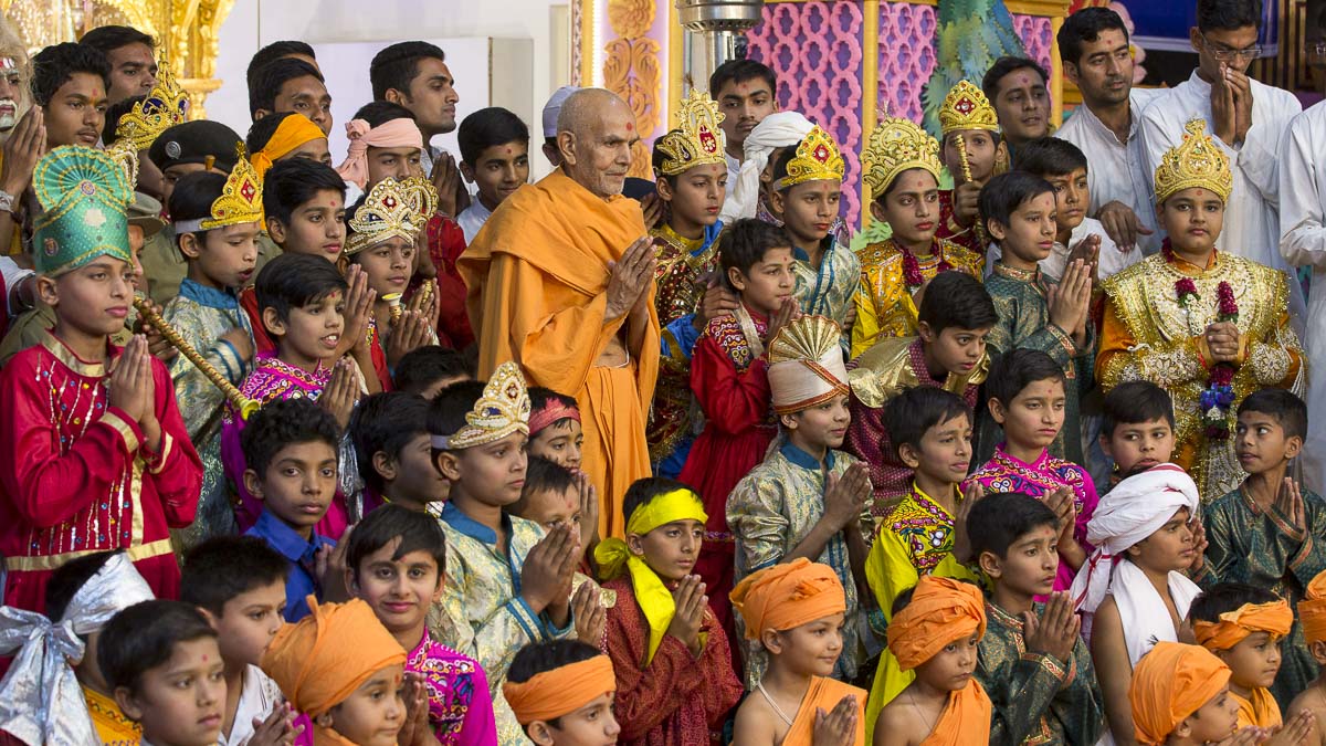 Param Pujya Mahant Swami Maharaj blesses children, 21 Dec 2016