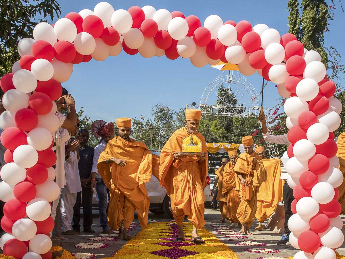 Param Pujya Mahant Swami Maharaj arrives at Ukai Mandir