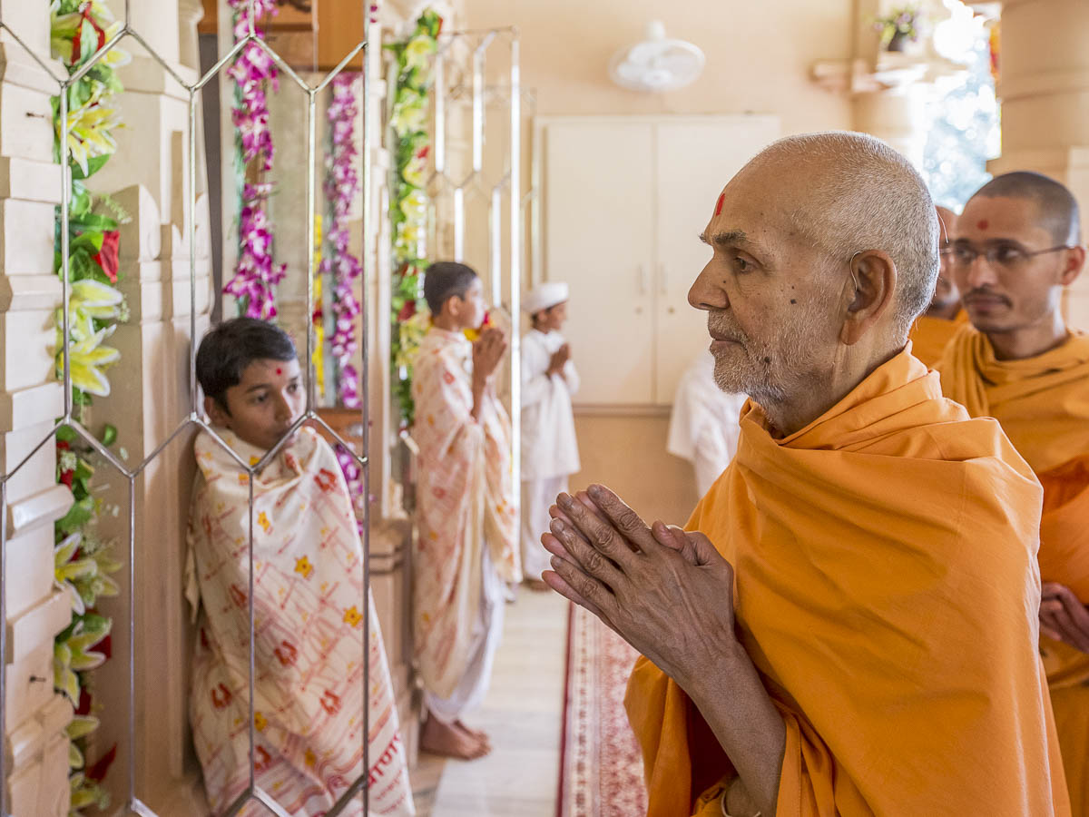 Param Pujya Mahant Swami Maharaj engrossed in darshan of Thakorji 