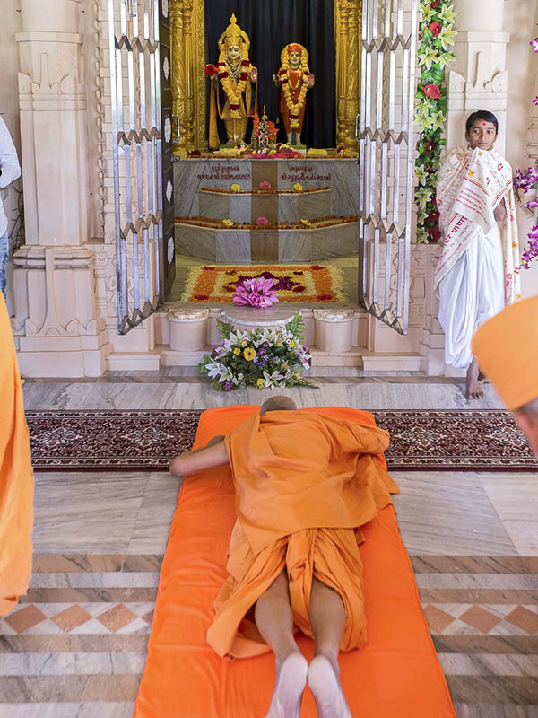 Param Pujya Mahant Swami Maharaj performs dandvats