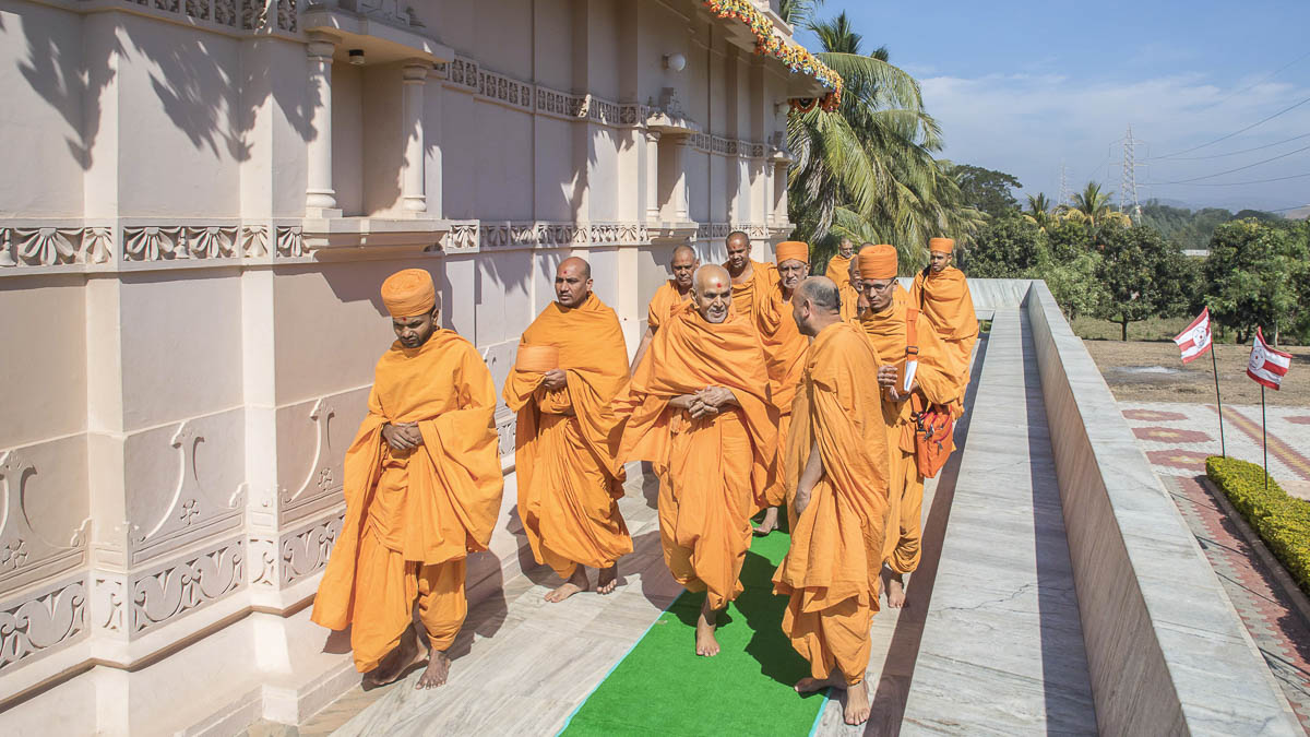 Param Pujya Mahant Swami Maharaj with sadhus in the mandir pradakshiana