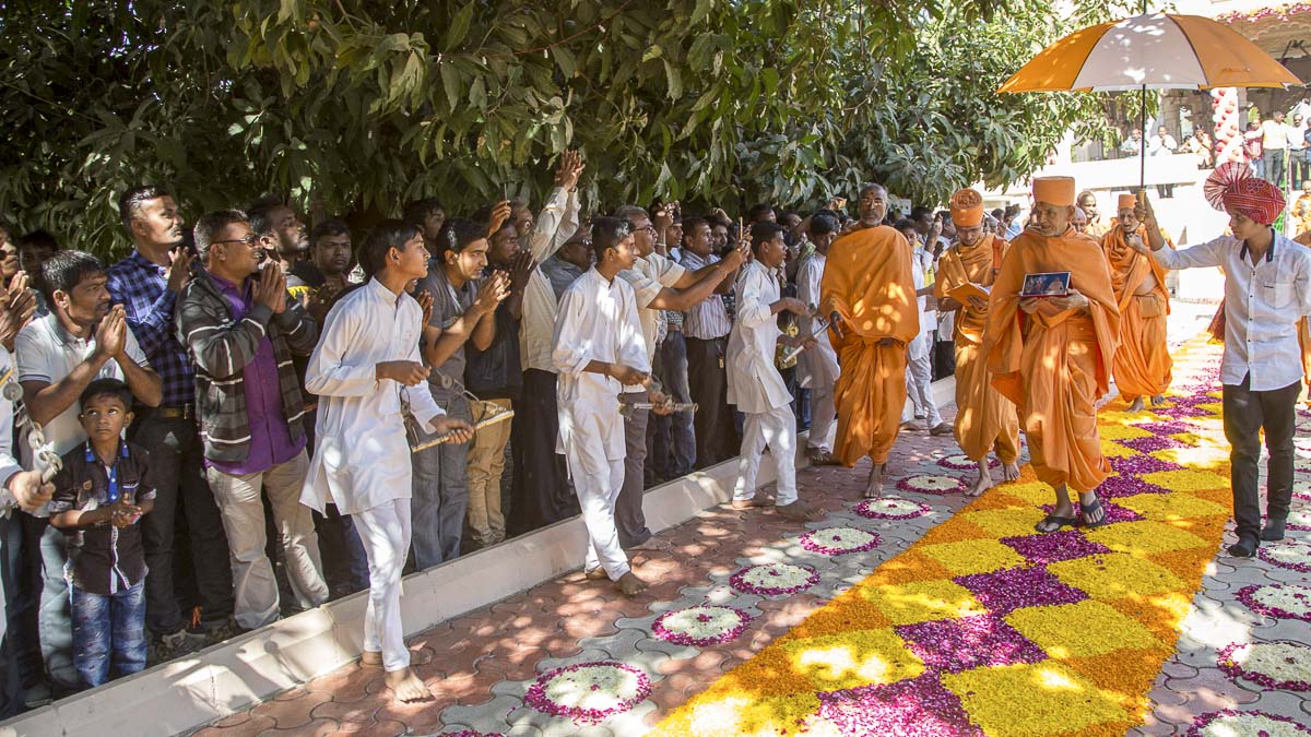 Devotees welcome Param Pujya Mahant Swami Maharaj