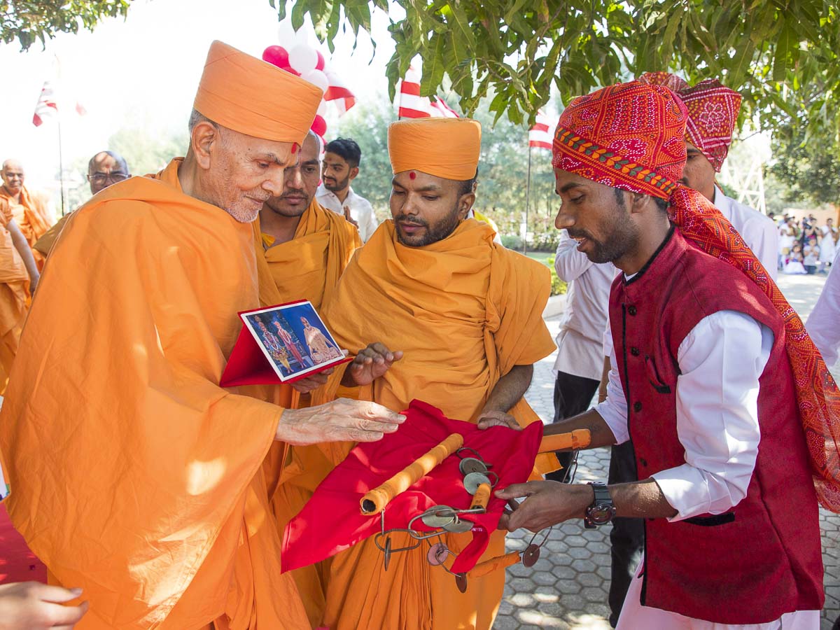 Param Pujya Mahant Swami Maharaj sanctifies a lezim