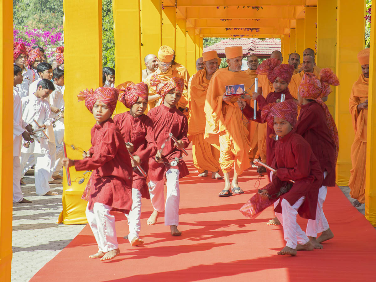 Children performs lezim dance before Param Pujya Mahant Swami Maharaj