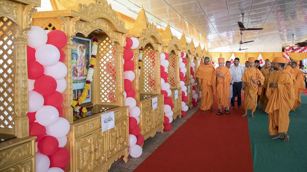 Param Pujya Mahant Swami Maharaj sanctifies murtis for village kutir mandirs