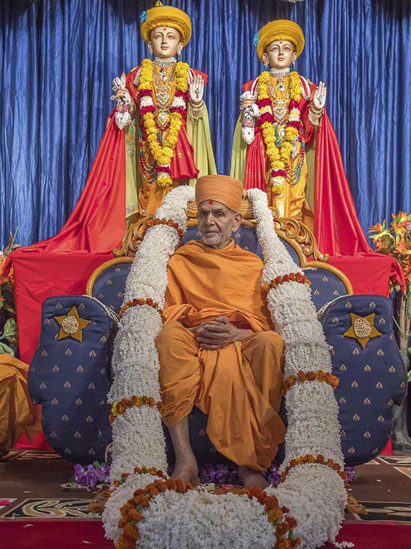 Param Pujya Mahant Swami Maharaj honored with a garland 