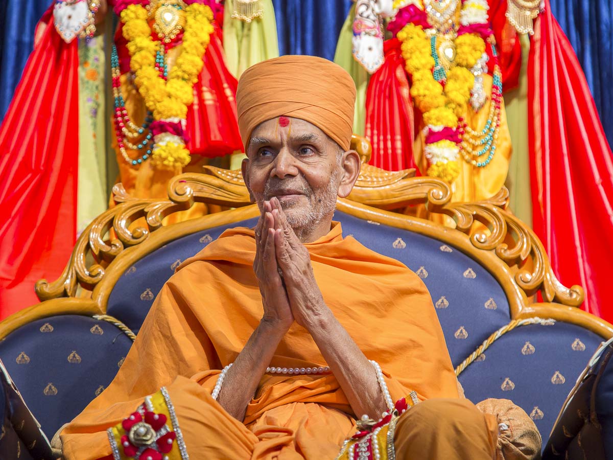 Param Pujya Mahant Swami Maharaj greets devotees with 'Jai Swaminarayan' 