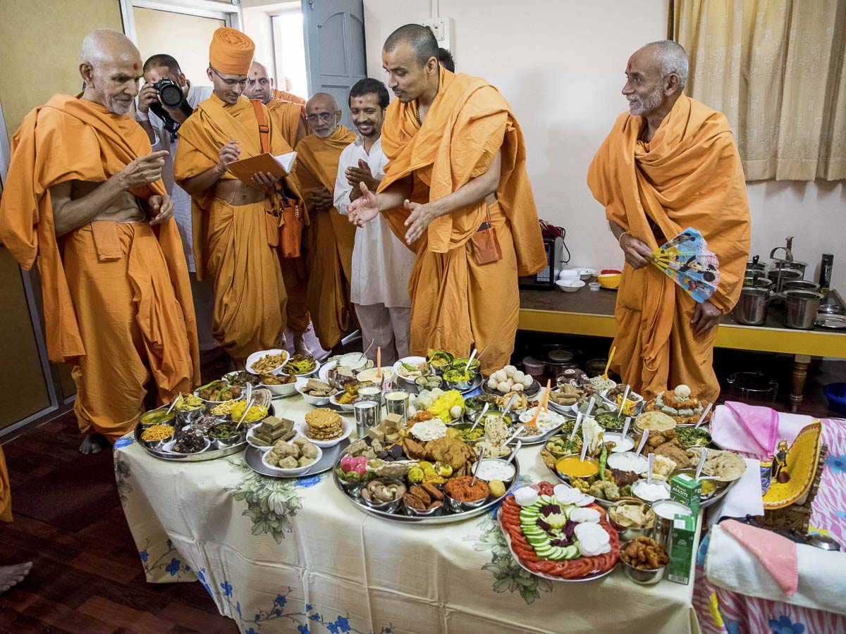 Param Pujya Mahant Swami Maharaj doing darshan of Shri Harikrishna Maharaj's thal