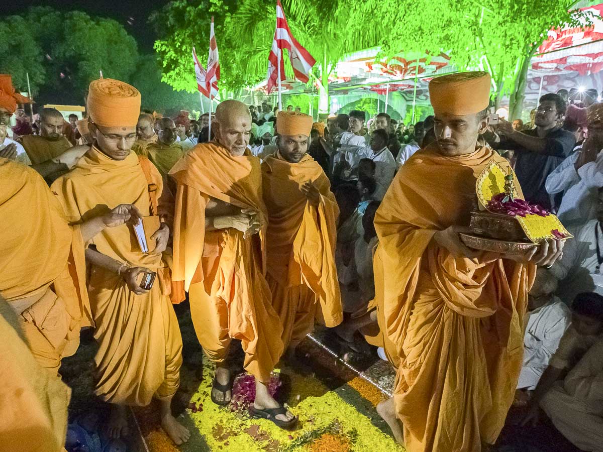 Param Pujya Mahant Swami Maharaj arrives at BAPS Shri Swaminarayan Mandir, Dhule, 22 Dec 2016