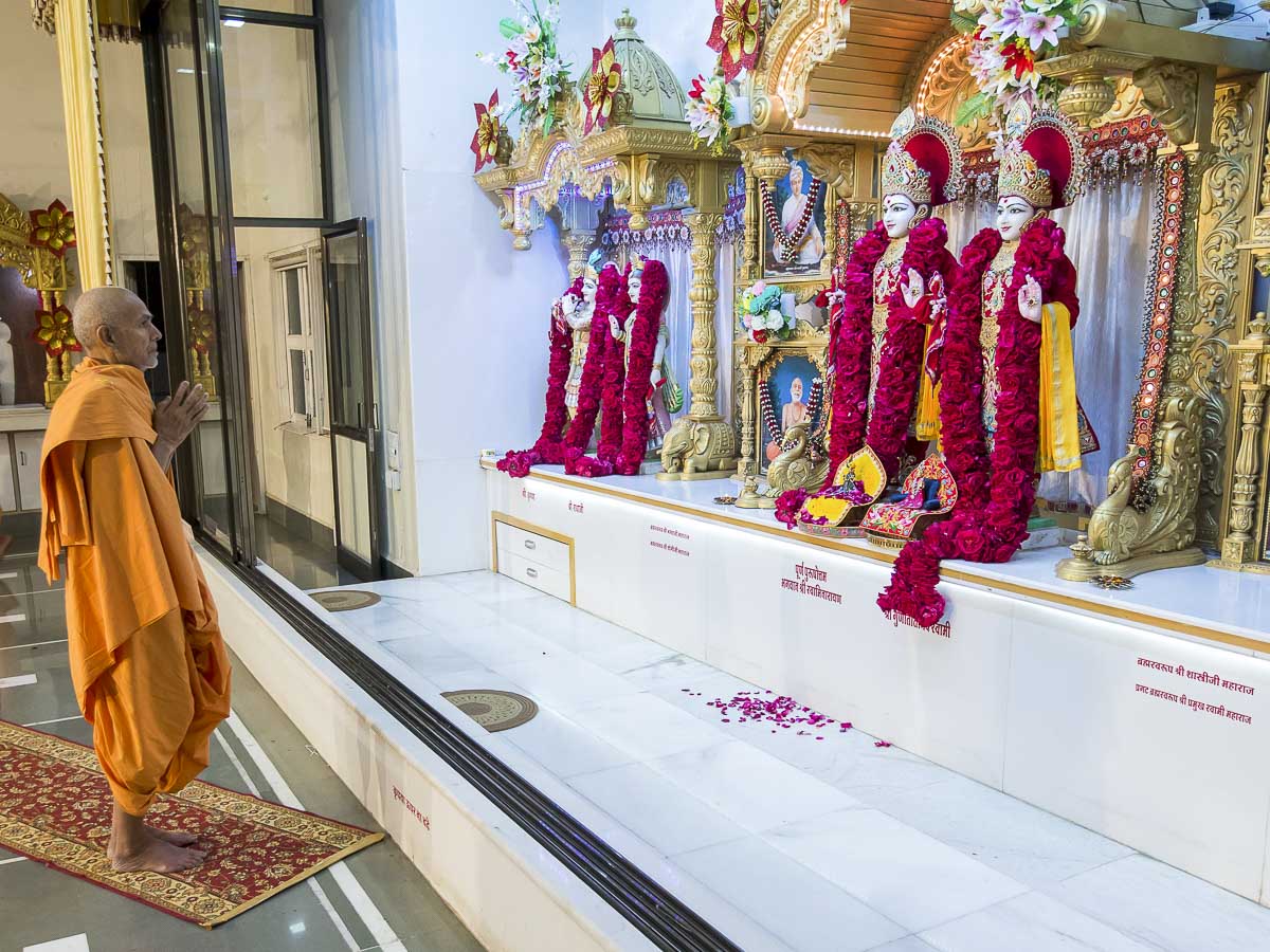 Param Pujya Mahant Swami Maharaj engrossed in darshan of Thakorji, 22 Dec 2016