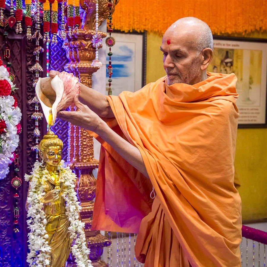 Param Pujya Mahant Swami Maharaj performs abhishek of Shri Nilkanth Varni, 22 Dec 2016