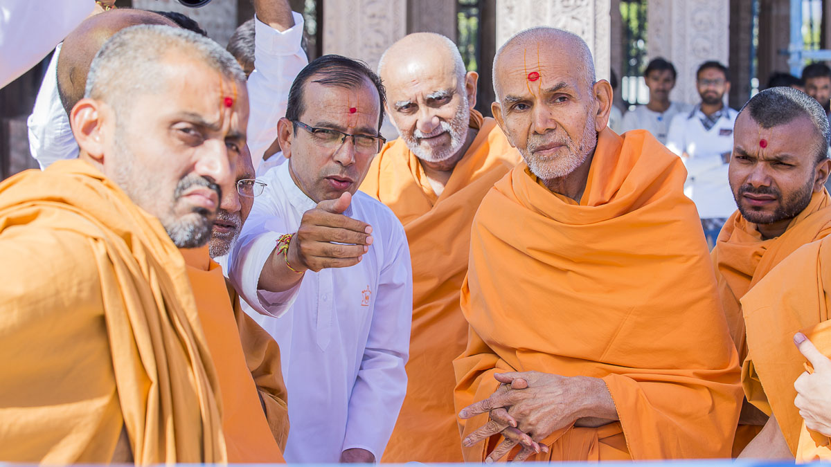 Param Pujya Mahant Swami Maharaj observes construction of the new mandir, 23 Dec 2016