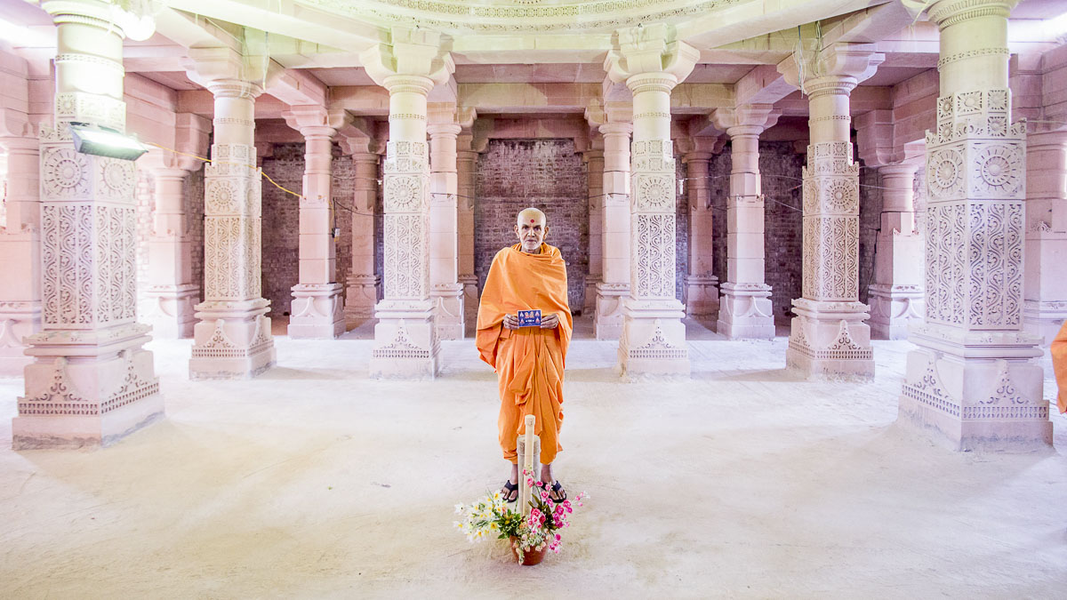 Param Pujya Mahant Swami Maharaj under the main dome of the new mandir, 23 Dec 2016