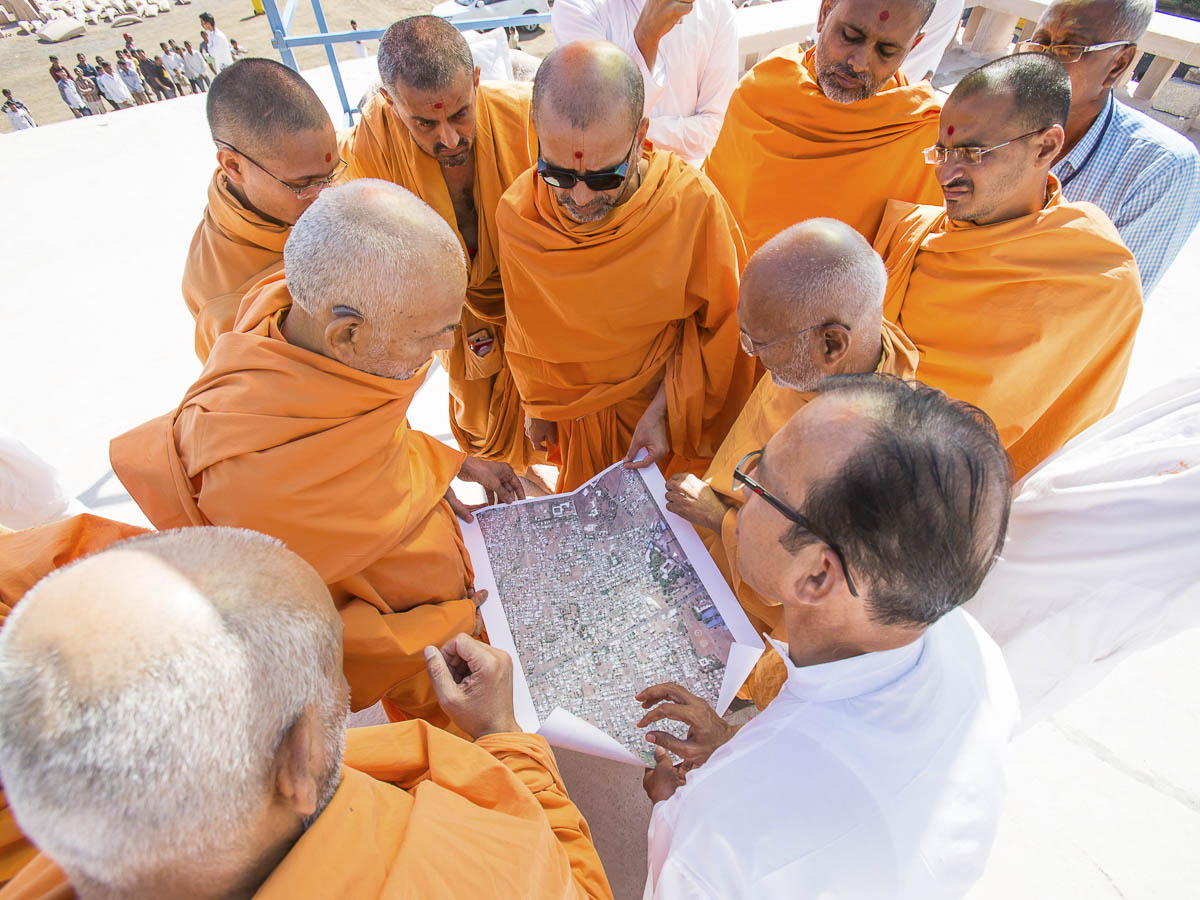 Param Pujya Mahant Swami Maharaj observes construction of the new mandir, 23 Dec 2016