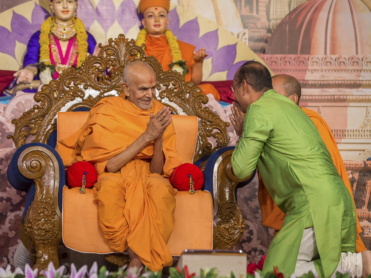 Param Pujya Mahant Swami blesses a devotee, 23 Dec 2016