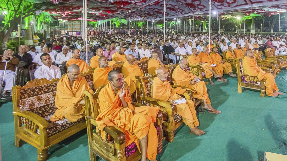 Sadhus and devotees during the assembly, 23 Dec 2016