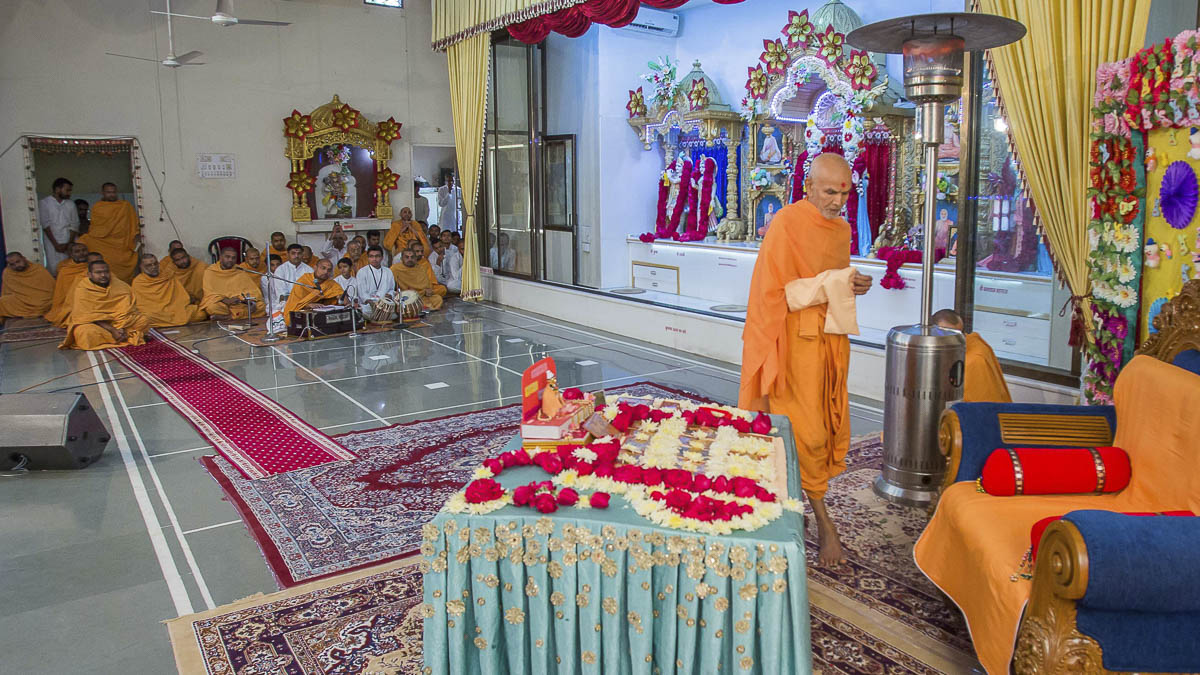 Param Pujya Mahant Swami Maharaj performs his morning puja, 24 Dec 2016