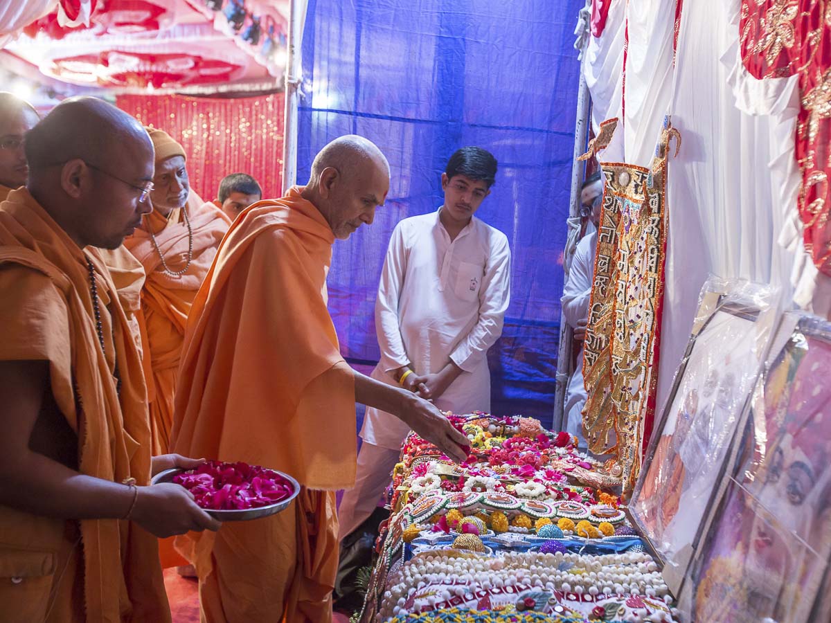Param Pujya Mahant Swami Maharaj sanctifies murtis and malas, 24 Dec 2016