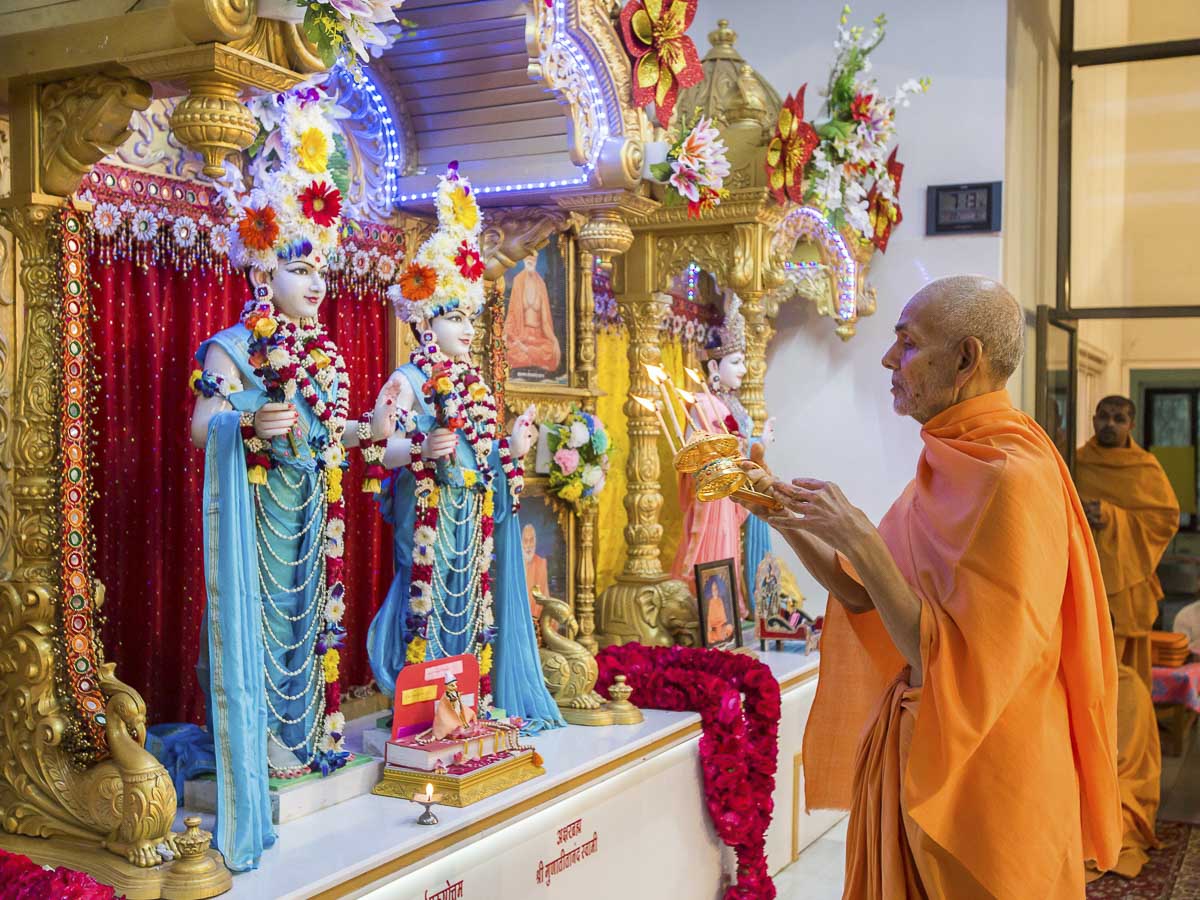 Param Pujya Mahant Swami Maharaj performs arti, 24 Dec 2016