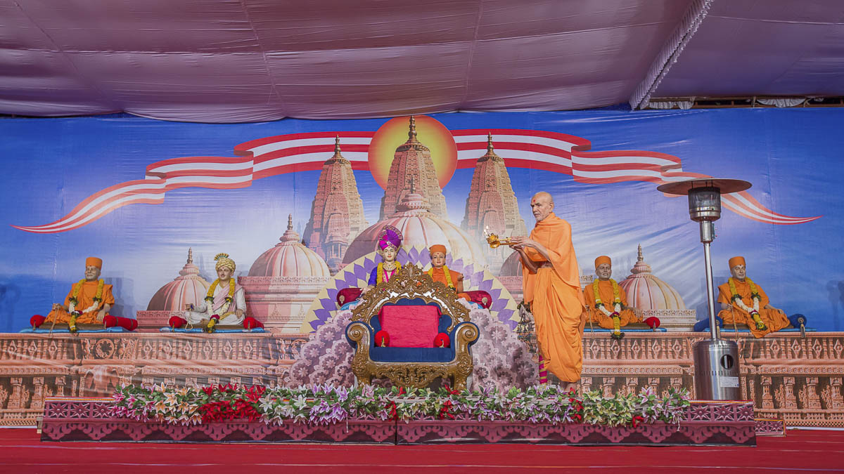 Param Pujya Mahant Swami Maharaj performs arti, 24 Dec 2016