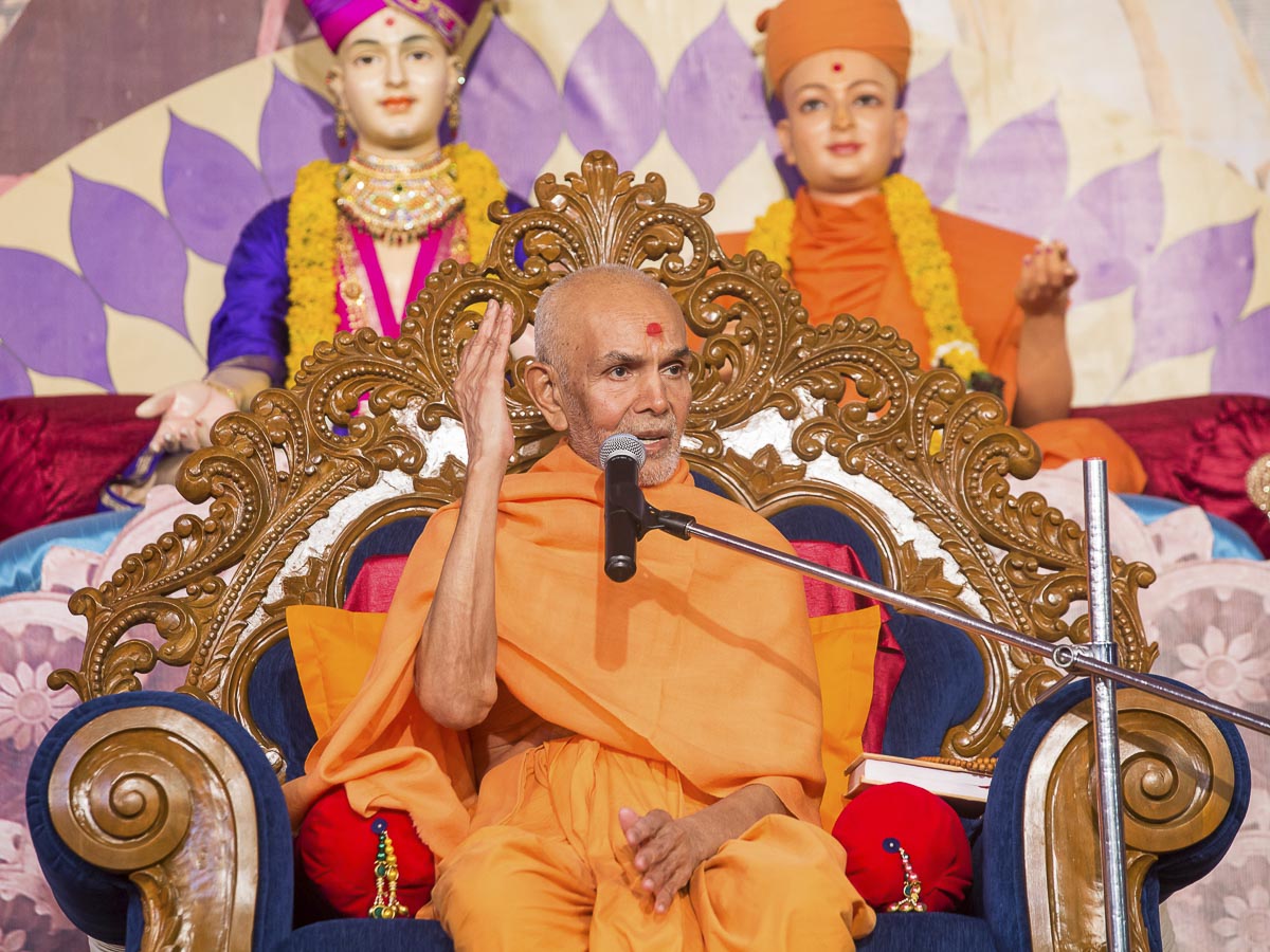 Param Pujya Mahant Swami Maharaj blesses the evening satsang assembly, 24 Dec 2016